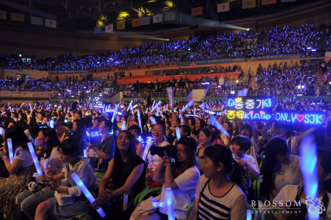 Chinese fans hold up glow sticks at a fan meeting with actor Song Joong-ki, in Cheongdu, China, on June 17. (Blossom Entertainment)