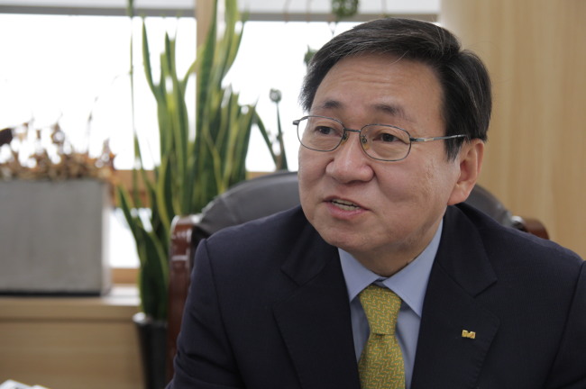 Lee Sang-ho, chief investment officer of the Military Mutual Aid Association, speaks in a recent interview.                                                                                                                                                               Kim Yoon-mi/The Korea Herald