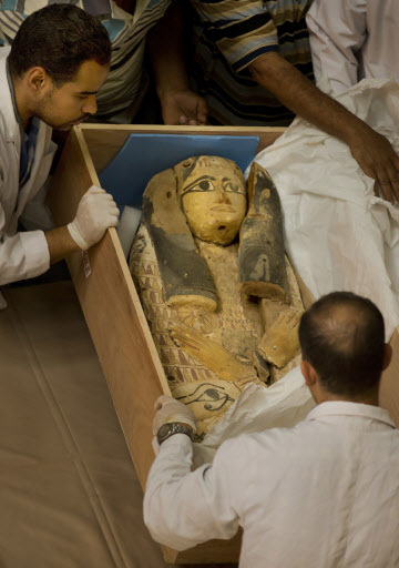 Egyptian antiquities officials uncrate a sarcophagus cover on its arrival to the Egyptian Museum in Cairo, Egypt, Tuesday. (AP-Yonhap)