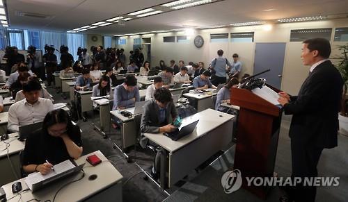 In this photo taken on May 23, 2016, an FSS official explains the financial regulator's position about the payment of insurance money to the bereaved family of a policyholder who kills himself. (Yonhap)