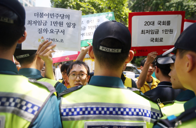 Güney Kore: Asgari Ücret Mücadelesi Veren Yarı Zamanlı İşçiler Açlık Grevinde