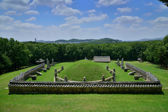 Geolleung, the tomb for 22nd King Jeongjo and his wife Queen Hyoeui, in Hwaseong, Gyeonggi Province. (The National Palace Museum of Korea)