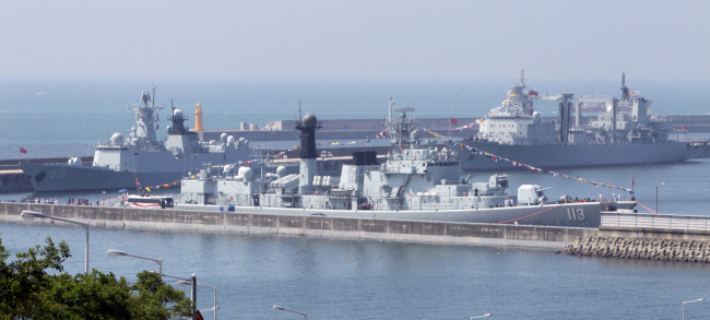 A Chinese naval fleet is docked at a port in South Korea's southeastern coastal city of Busan on Thursday. The 22nd fleet of the Chinese navy escort is comprised of the 4,050-ton frigate Daqing, the 4,200-ton destroyer Qingdao and the 2,300-ton supply ship Taihu. (Yonhap)