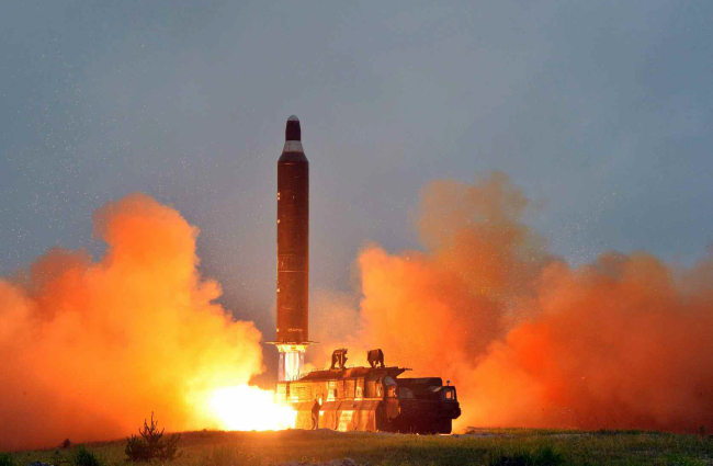 North Korea‘s Hwasong-10 intermediate-range missile lifts off in an image carried Thursday by the Rodong Sinmun, the ruling Workers’ Party’s mouthpiece. (Yonhap)