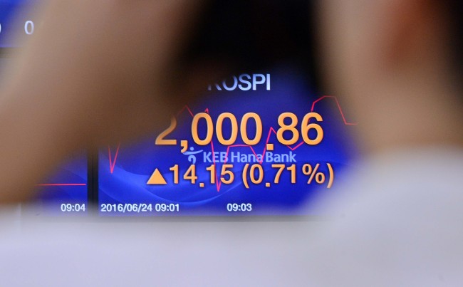 South Korean shares opened higher on June 24 as initial poll results showed Britain may stay with the EU. Lee Sang-sub/The Invester