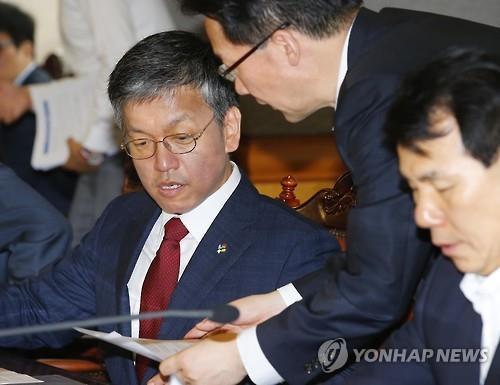 Vice Finance Minister Choi Sang-mok listens to an official while presiding over a meeting of government officials over issues related to Brexit vote in Seoul on June 24, 2016. (Yonhap)