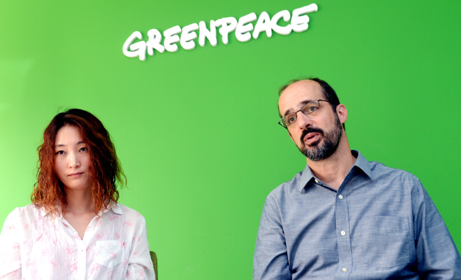 Gary Cook, a senior IT analyst at Greenpeace and Jude Lee, a senior climate and energy campaigner at Greenpeace Korea, talk during an interview with The Korea Herald. (Park Hyun-koo/The Korea Herald)