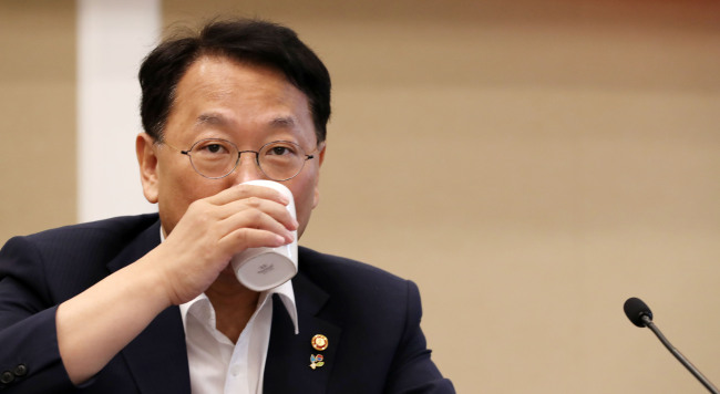 Finance Minister Yoo Il-ho at a meeting with the ruling Saenuri Party     Park Hae-mook/The Investor