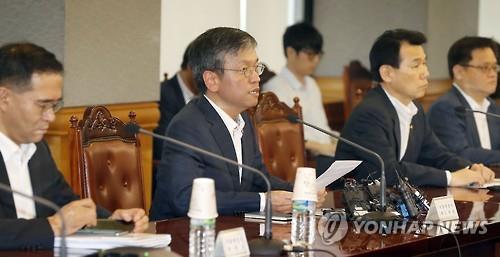 Vice Finance Minister Choi Sang-mok (center) speaks at an emergency meeting in Seoul to discuss the impact of the Brexit on June 24, 2016. (Yonhap)