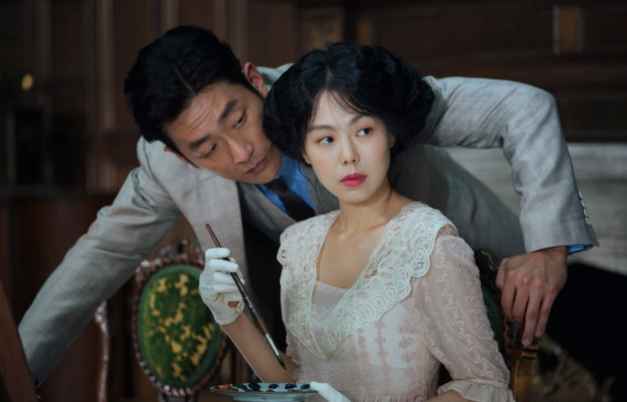 Actress Kim Min-hee (right) and actor Ha Jung-woo star in “The Handmaiden.” (CJ E&M)