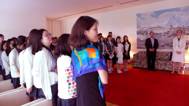 72 students who completed the DSD 1 and DSD 2 programs and their teachers await being given certificates at the German embassy on Tuesday (Joel Lee / The Korea Herald)