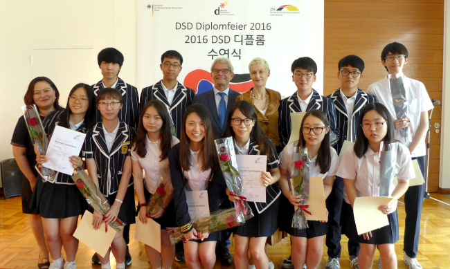 Students who completed the DSD 1 and DSD 2 programs and pose after being given certificates at the German embassy on Tuesday (Joel Lee / The Korea Herald)