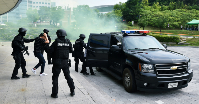 Police, military and firefighting officers stage a joint antiterrorism drill last week in Chuncheon, Gangwon Province, gearing up for the 2018 PyeongChang Winter Olympic Games. Yonhap