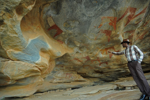 This file photo taken on May 17 shows a primitive rock painting, one of a galaxy of colorful animal and human sketches to adorn the caves in the rocky hills of this arid wilderness in northern Somalia, near Hargeisa, home to Africa’s earliest known and most pristine rock art. (AFP-Yonhap)