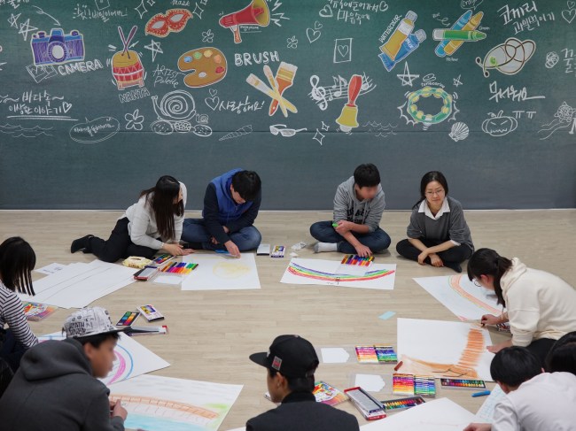 North Korean defector students participate in the Heart Tok Tok program at their school in Seoul. (GS Caltex)