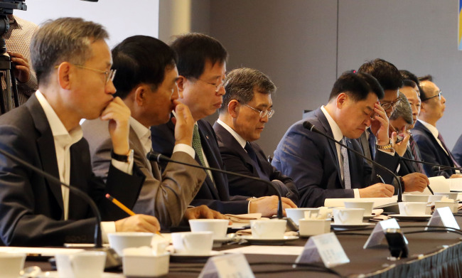 Business leaders including Samsung Electronics vice chairman Kwon Oh-hyun (fourth from left) attend a meeting on government-company consultation for the nation’s new growth engines at a Seoul hotel on Monday. (Yonhap)