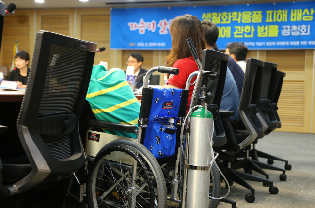 Victims of toxic humidifier disinfectant attend a parliamentary hearing held by the main opposition The Minjoo Party of Korea on June 23.(Yonhap)