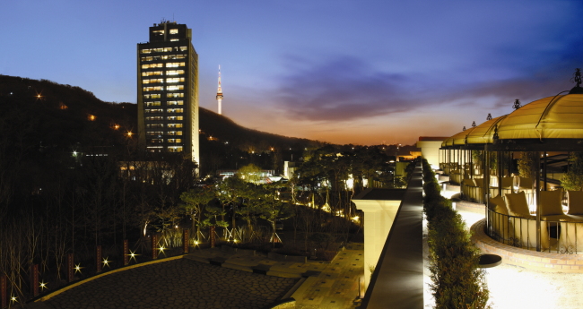 A nighttime view of Banyan Tree Club & Spa (Banyan Tree Club & Spa)