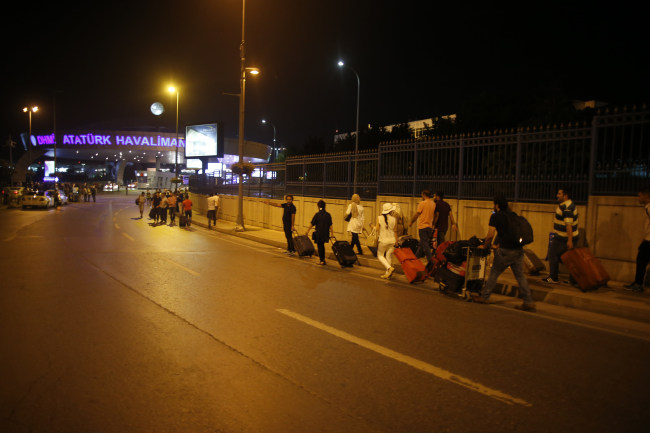 피신 후에 승객들이 이스탄불 아타투르크 공항을 빠져나가고 있다. (AP-연합뉴스)