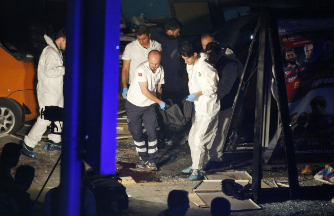 터키의 구조대원들이 이스탄불 공항 밖의 폭발 현장에서 희생자를 실어 나르고 있다. (AP-연합뉴스)