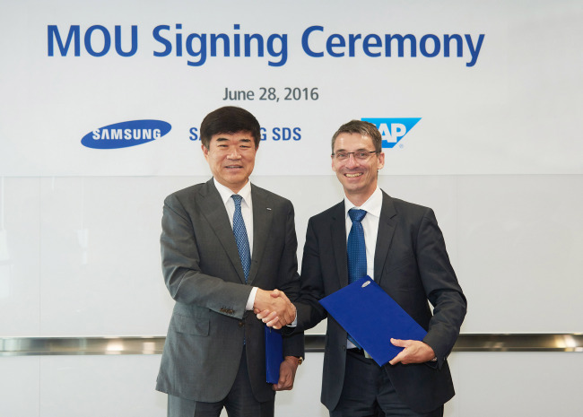 Samsung SDS CEO Chung Yoo-sung (left) and SAP’s executive board member Bernd Leukert attend a signing ceremony in Seoul on Tuesday. (Samsung SDS)