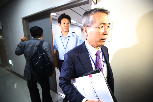 Minimum Wage Council chairman Park Joon-sung leaves the meeting after failing to meet the legal deadline, in Sejong City on Wednesday. Yonhap