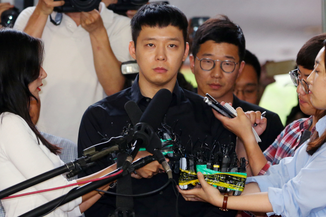 Park Yoo-chun appears for questioning at Gangnam Police Station on Thursday evening. (Yonhap)