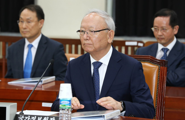 National Intelligence Director Lee Byung-ho (center) takes part in a briefing to the National Assembly on Friday. Yonhap