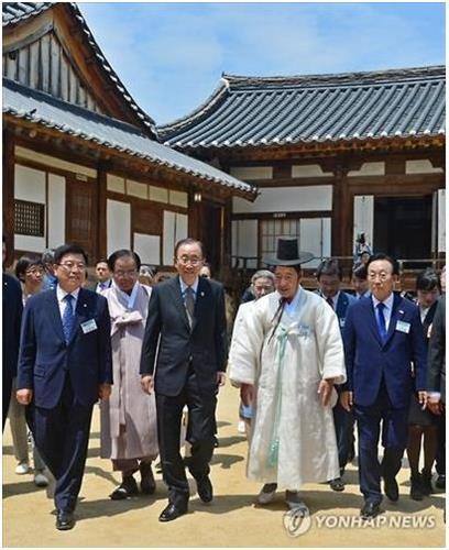 U.N. Secretary-General Ban Ki-moon (center) at the Hahoe folk village on Mat 29, 2016. (Yonhap)