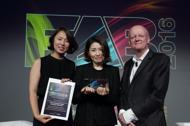 From left are Choi Jeong-eun of Incheon International Airport Corp., Lim Chan-hui of CJ Foodville and the Moodie Report founder Martin Moodie. (IIA)