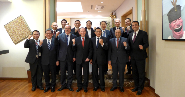 Muslim ambassadors, diplomats and businessmen pose at the Indonesian embassy for the iftar dinner hosted by Indonesian Ambassador John Prasetio (Joel Lee / The Korea Herald)