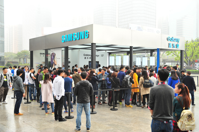 Consumers queue to experience Samsung’s Galaxy S7 at a store in Guangzhou, China. / Samsung Electronics