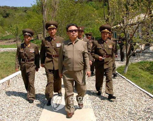 Kim Jung-il (Center) inspects Korean People's Army Unit 1105. (Yonhap)