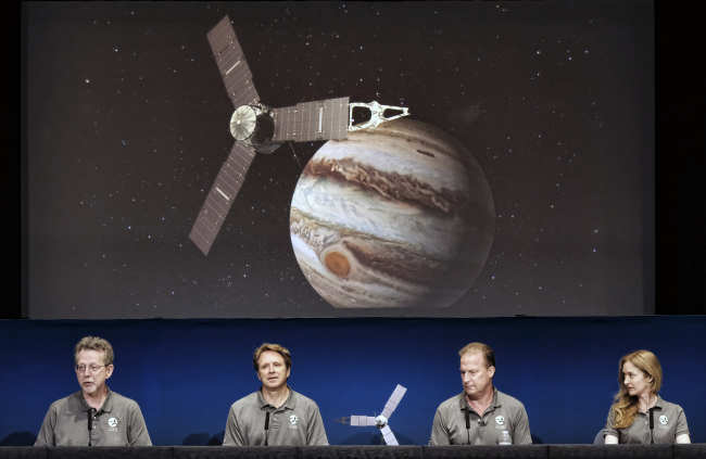 미국 항공우주국(NASA)의 목성 탐사선 ‘주노’(Juno)가 4일(현지시간) 역사적인 목성 궤도 진입을 앞둔 가운데 미 캘리포니아주 패서디나의 NASA 제트추진연구소(JPL)에서 관계자들이 언론 브리핑을 하고 있다. (AP-연합뉴스)