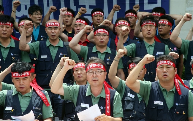 Hyundai Motor’s union members protest the failure of wage negotiations with the management in Ulsan on Tuesday.(Yonhap)