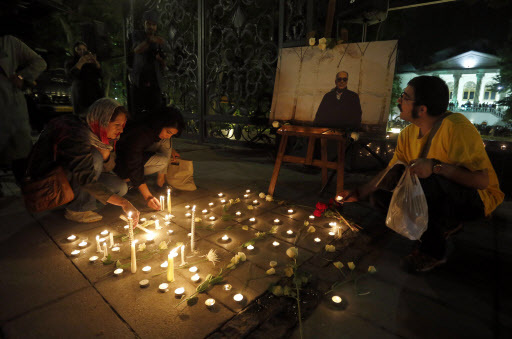 Iranians gather to pay tribute to Iranian filmmaker Abbas Kiarostami at Tehran‘s Museum of Cinema on July Tuesday. (AFP-Yonhap)