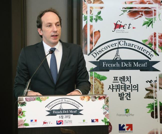 French Ambassador Fabien Penone explains France’s charcuterie at a seminar on June 28 at the Plaza Hotel in Seoul. (French Embassy)