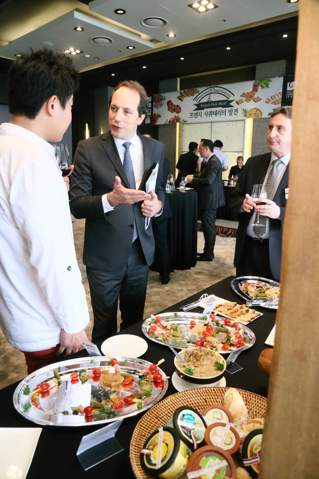 French Ambassador Fabien Penone explains France’s charcuterie at a seminar on June 28 at the Plaza Hotel in Seoul. (French Embassy)