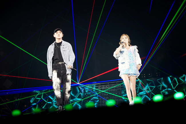 Taeyeon (right) performs “Starlight” with singer-songwriter Dean. (SM Entertainment)