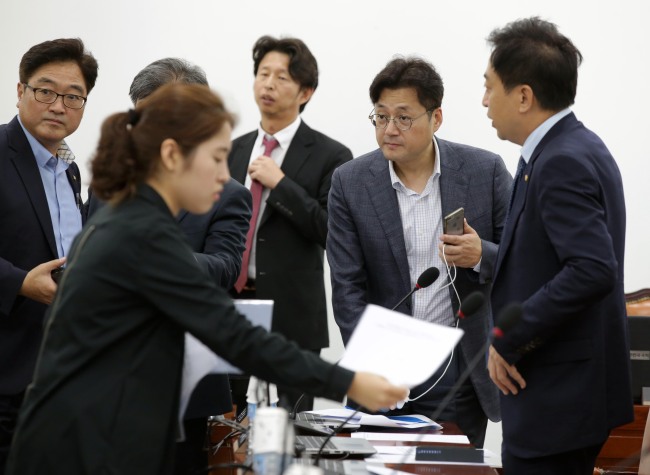 Members attend the first meeting of the special parliamentary committee on the humidifier disinfectant case at the National Assembly on July 6. (Yonhap)