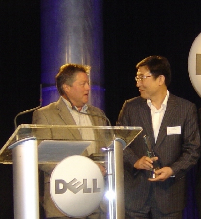 Kim Woo-sik (right), a former vice president of LG Display, receives an award from Dell in 2007.