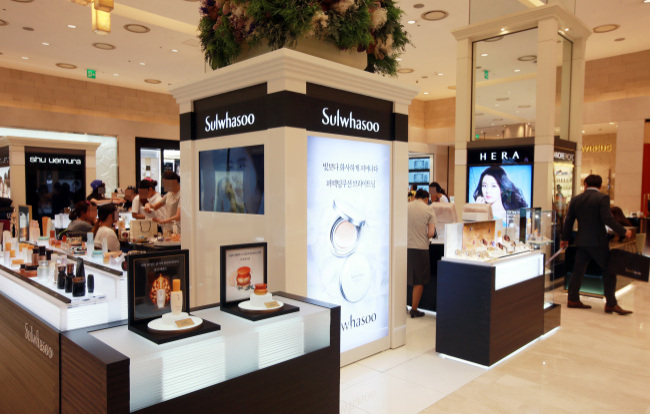 Cosmetics shops inside the main Shinsegae Department Store in central Seoul (Yonhap)