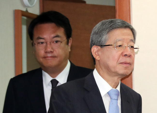 Chung Jin-suk (left) the floor leader of the ruling Saenuri Party, enters for a meeting at Seoul-based National Assembly headquarter with Kim Hee-ok, the party's interim leader on July 13. (Yonhap)