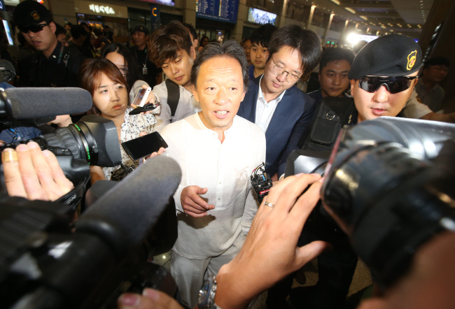 Maestro Chung Myung-whun is approached by reporters upon his arrival at the Seoul Central District Prosecutors‘ Office on Thursday. (Yonhap)