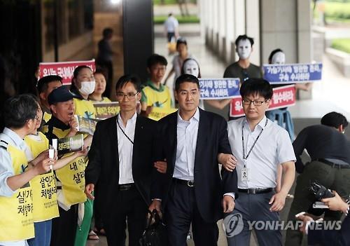 John Lee (center) former CEO of the South Korean unit of Oxy Reckitt Benckiser, appears at the Seoul Central District Prosecutors' Office in southern Seoul on May 23, 2016, to face questioning over the British firm's toxic humidifier sterilizer that has allegedly resulted in scores of deaths and illnesses here since 2011.(Yonhap)