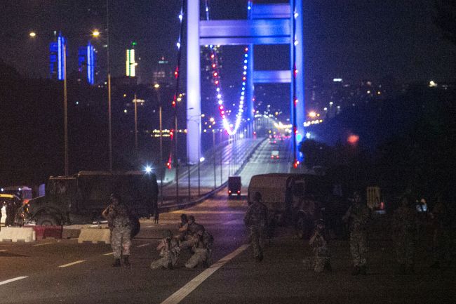 Turkish military control the entrance to the Bosphorus bridge in Istanbul on July 16, 2016. (AFP Photo)