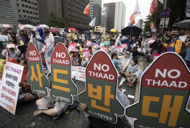 Participants chant slogans opposing the deployment of THAAD in the country at Cheonggyecheon Square in downtown Seoul on Saturday. Yonhap