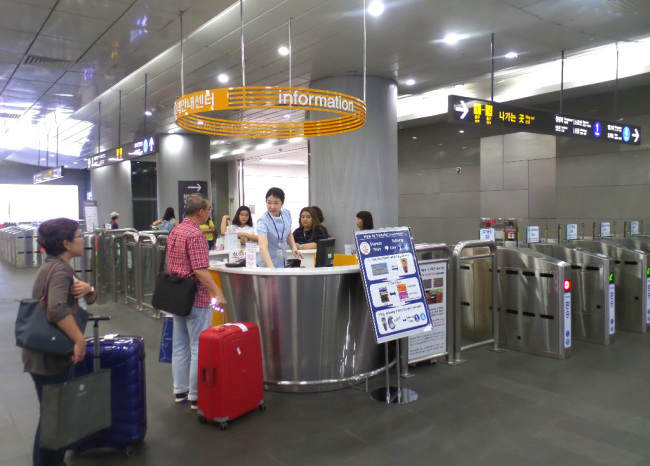 Travelers receive information about the airport railroad at the transfer gate at Seoul Station. / ARX