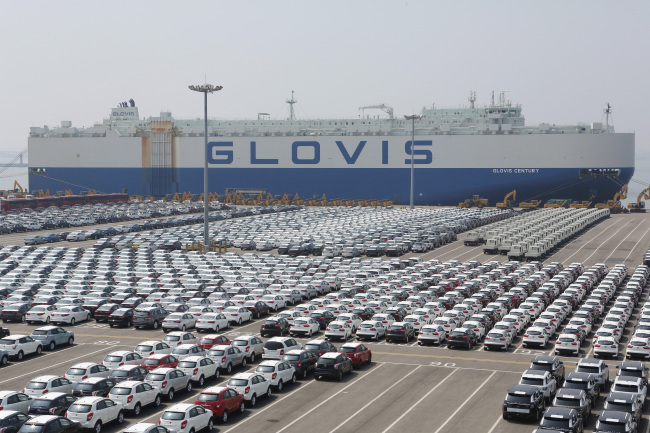 Automobiles are lined up to be loaded abroad a transport ship operated by Hyundai Glovis in Pyongtaek./ Hyundai Glovis