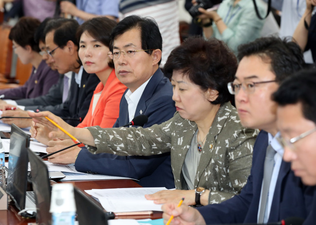 Lawmakers belonging to a special committee on investigating the toxic humidifier disinfectant case attend a meeting at the National Assembly on Monday (Yonhap)